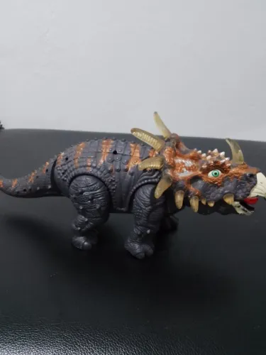 Brinquedo Dinossauro Tricerátops 
