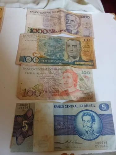 Cédulas usadas, cruzeiros, dolar, guarani e etc