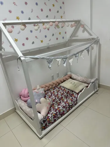 Cama montessoriana infantil
