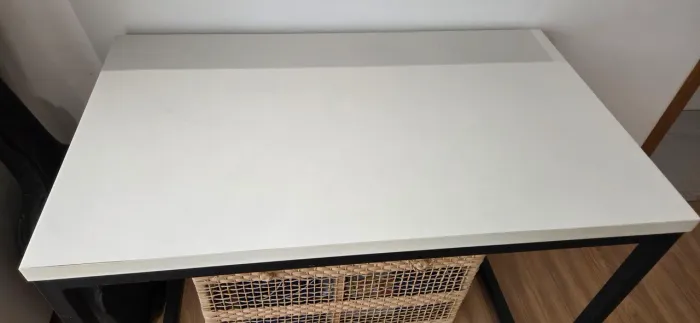Mesa de fórmica branca e ferro