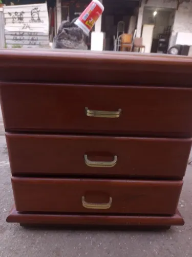 mesa de cabeceira de madeira com três gavetas