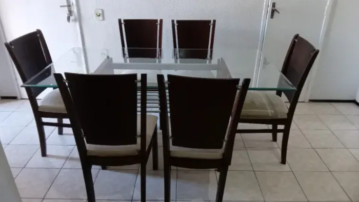 Mesa de jantar em madeira com tampo de vidros e com 6 cadeiras