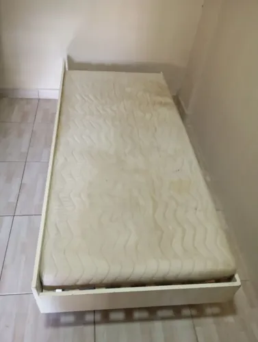 Cama de solteiro com colchão e tem rodinha