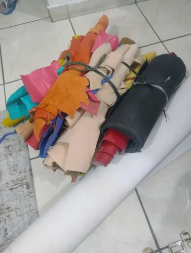 Pedaços de couro, peças para montagem de biju