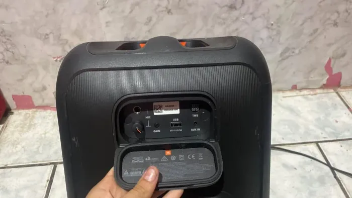 Vendo JBL pouca usada funcionando perfeitamente 