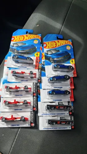 10 carrinhos Hot Wheels