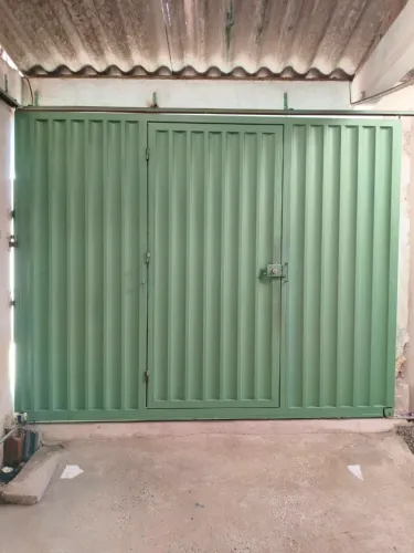 Portão de garagem articulado em L com porta social