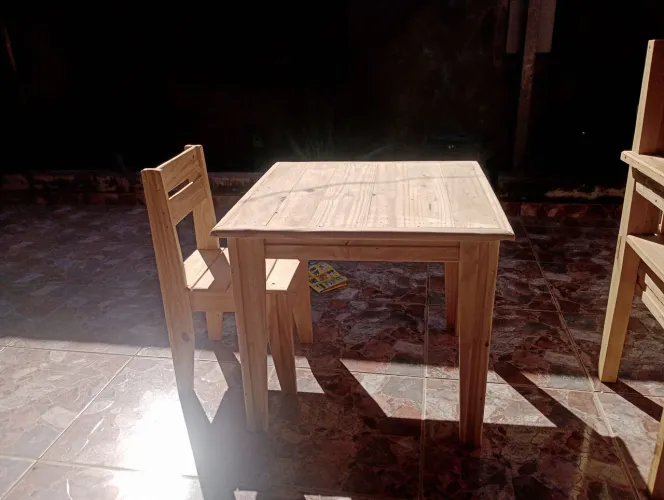 Mesa infantil de madeira