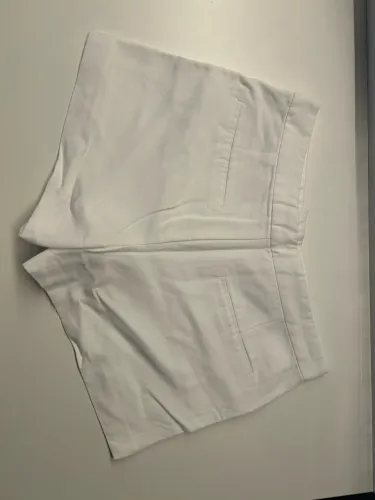 Short branco zara com bolsos