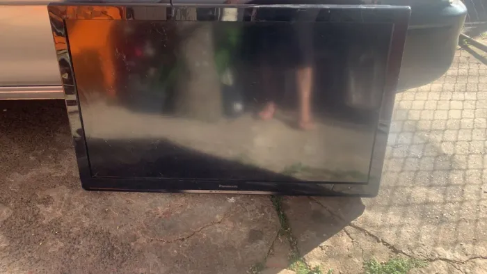 TV Panasonic 42 funcionava perfeitamente caiu e quebrou a tela 100