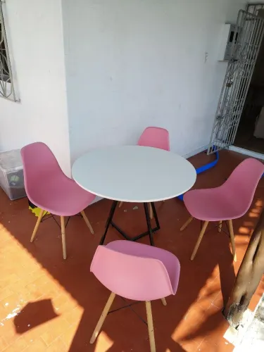 Mesa de Jantar redonda com 4 cadeiras