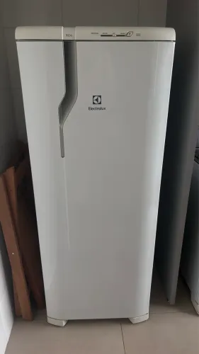 GELADEIRA ELETROLUX RE31 - 240L - 220V