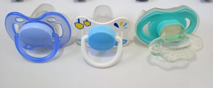 Kit com 2 chupetas e um coçador de gengiva