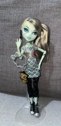 Frankie passeio no shopping monster high