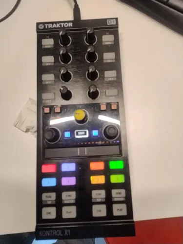 Native Instruments Traktor Kontrol X1 MK2 - Controlador DJ