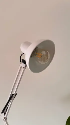  Luminária de chão com braço articulado branca com luz âmbar