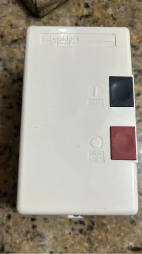 Chave de partida direta Schneider Electric modelo LE1E (TeSys)