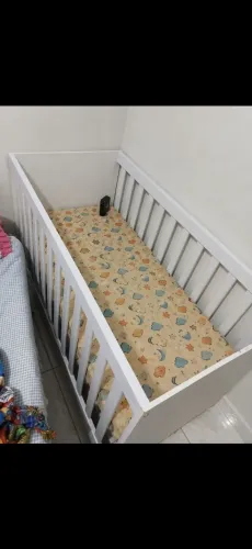 berço com colchão e mosquiteiro