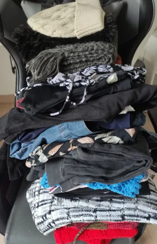 Roupas femininas, camisetas, calças...