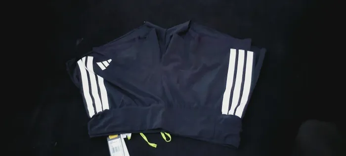 Short da Adidas de corrida na etiqueta 