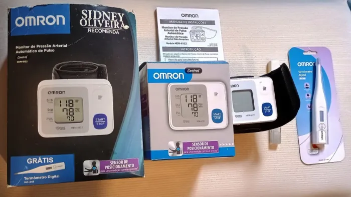 Monitor de pressão arterial OMRON Confort do Sidney Oliveira. Completo com termômetro