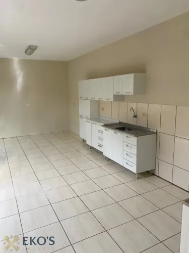 Casa nos fundos com 1 quarto e banheiro para alugar em Jardim Aurora - Maringá - PR