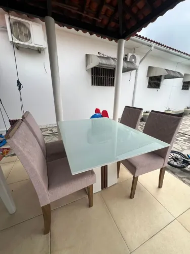 Conjunto de mesa e cadeiras de jantar 