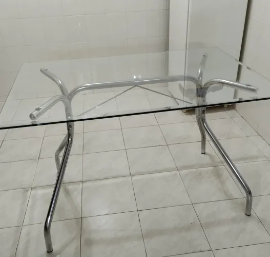 Mesa com tampa de vidro 
