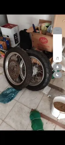 Roda raiadas com pneus e mais