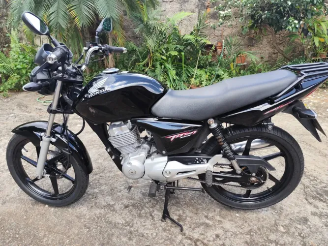 Moto Titan ESD completa, pronta para rodar.