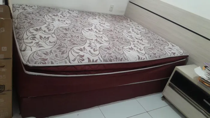 Cama Box casal queen molas ensacadas,muito conservada sem rasgos.Muito confortável