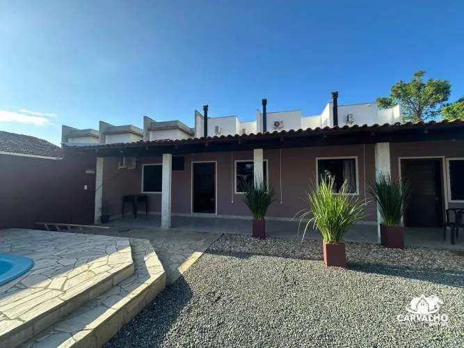 Casa mobiliada com 3 dormitórios e piscina para locação anual no bairro Itacolomi em Balne