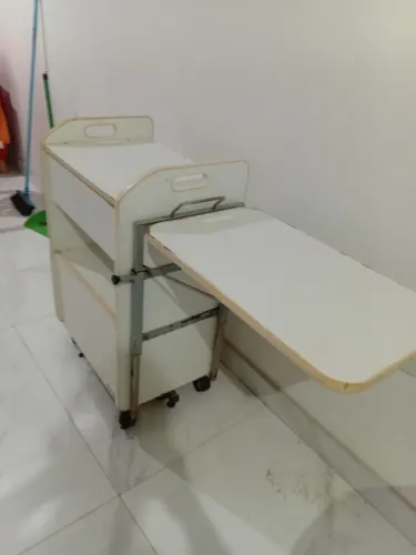 Bancada auxiliadora hospitalar com rodinhas