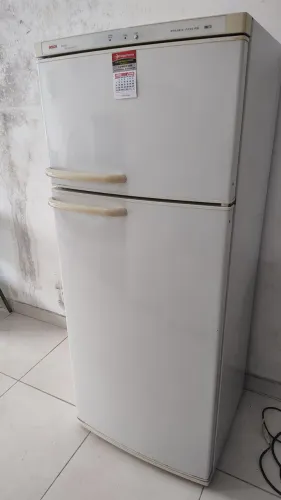 Vendo geladeira Bosch gelo seco 437L 127v funciona perfeitamente leia a descrição.