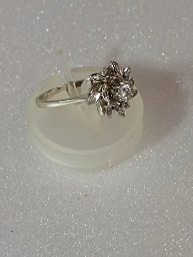 Anel em ouro branco modelo chuveiro com brilhantes 