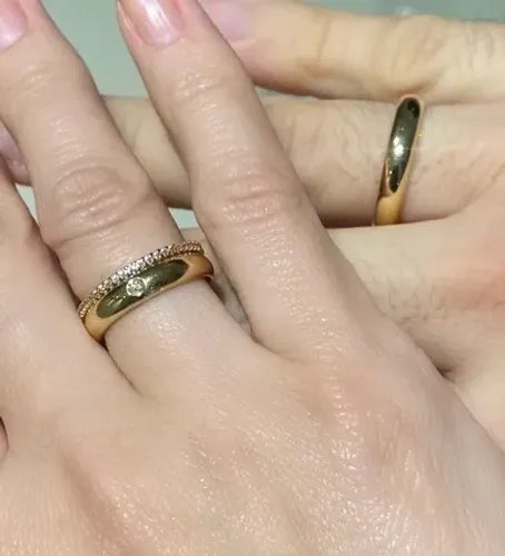 Um par de alianças em ouro 18k