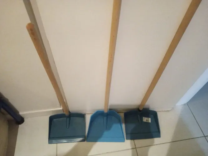 Vassouras e Pá de lixo
