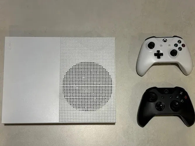Console XBOX ONE S 1TB com 2 controles