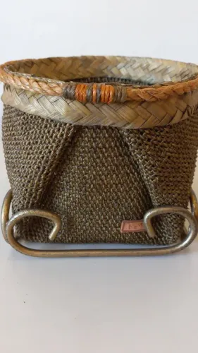 Cachepot com suporte de metal