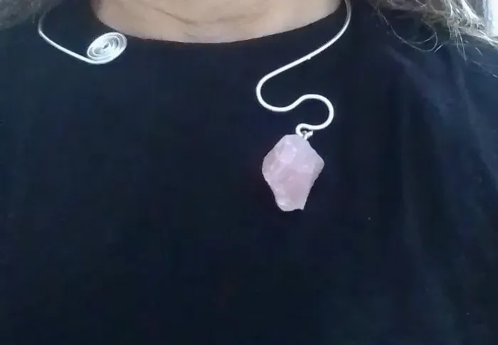 Gargantilha quartzo rosa. 