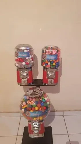 Máquina de bolinhas pula pula , surpresinha e chicletes