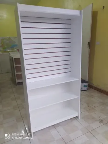 ESTANTE CANALETADA COM PRATELEIRAS