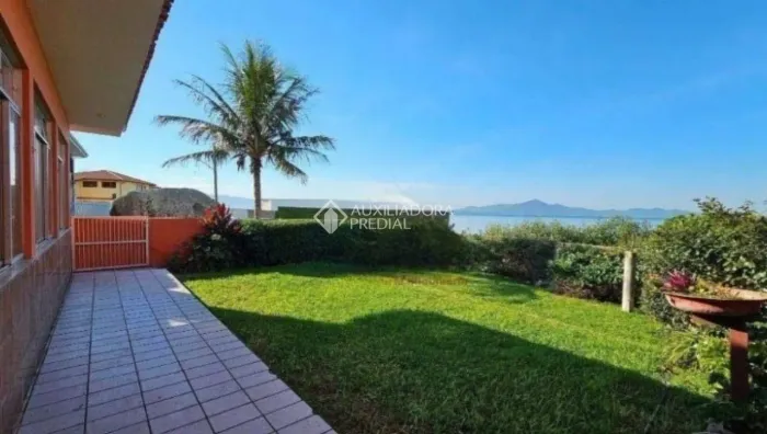Casa 3 dormitórios 193m2 privativos 2 vagas de garagem no bairro Pontas de Baixo