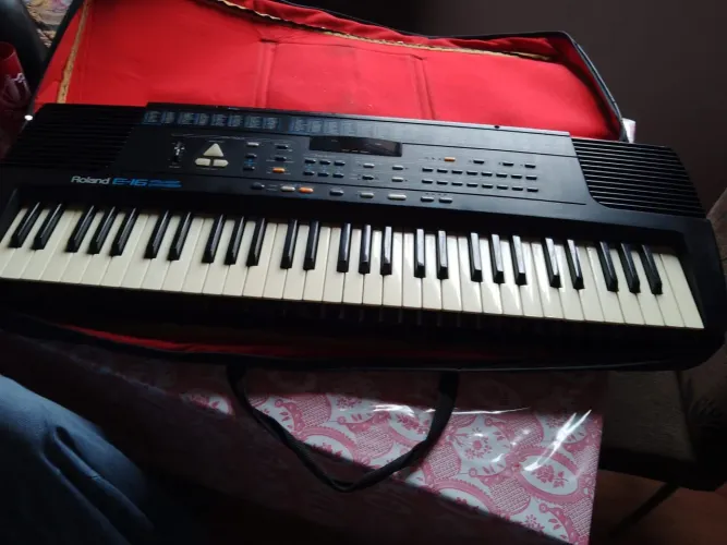 Teclado Roland E-16 são 4 de oitavas com 36 teclas