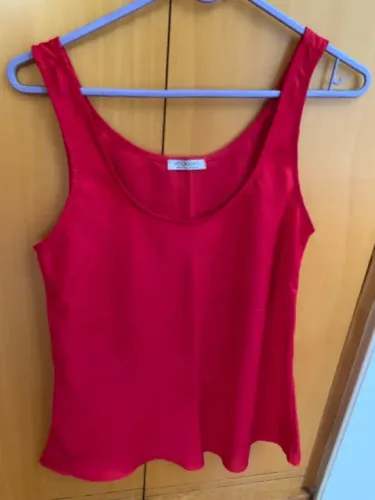 Camiseta vermelha de seda