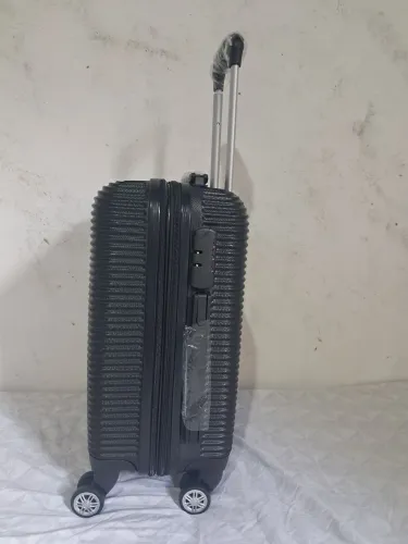 Mala de viagem preta com rodinhas e cadeado