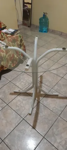 Vendo uma mesa de vidro redonda de 80cm, valor:250 reais.