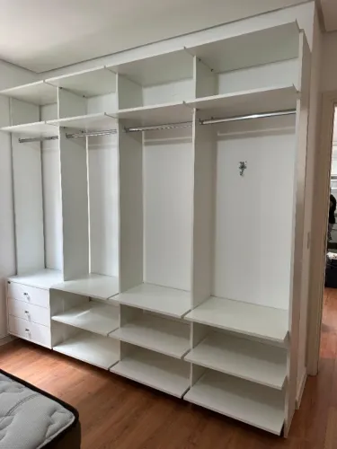 Closet aberto - moderno, pratico e acessível.