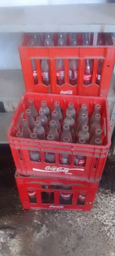 Engradados de refrigerante Coca cola.