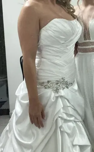 Vestido de noiva branco com detalhes